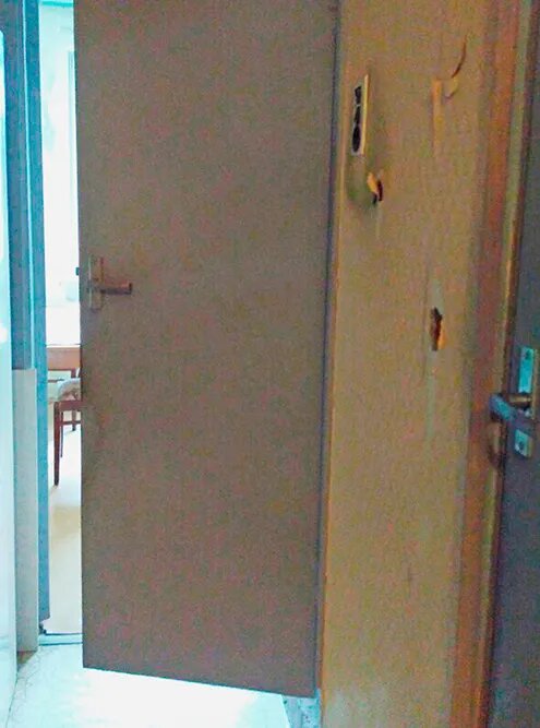 Квартира до перепланировки. Раньше между кухней и коридором была перегородка и бесполезный дверной проем. Перегородка закрывала доступ света в коридор, а дверной проем перекрывался при открытии дверей в туалет и ванную