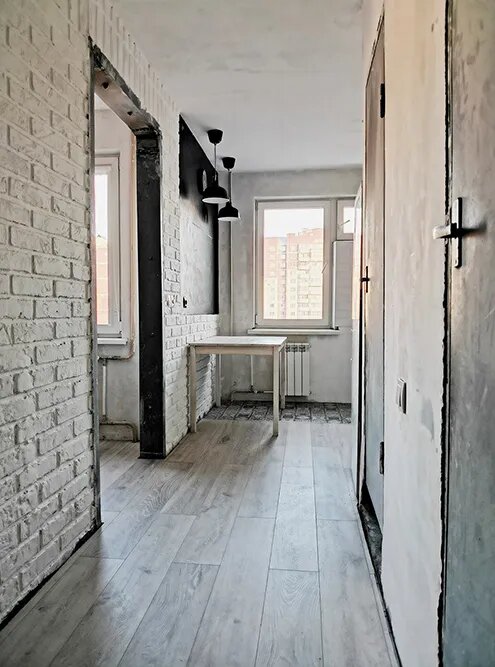 А вот квартира после перепланировки. Коридор стал просторным и светлым