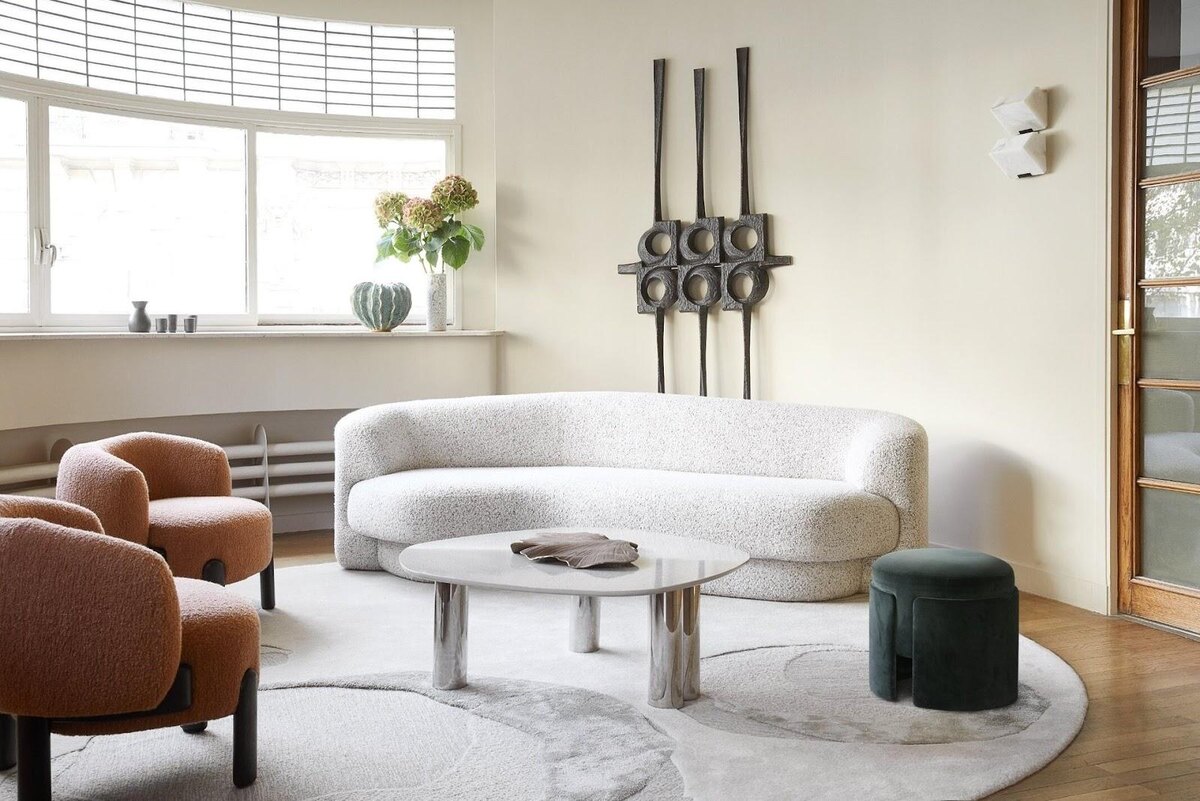 Особый интерес вызывает сочетание мягкости линий с фактурой: мебель не только выглядит по-другому — её хочется трогать.