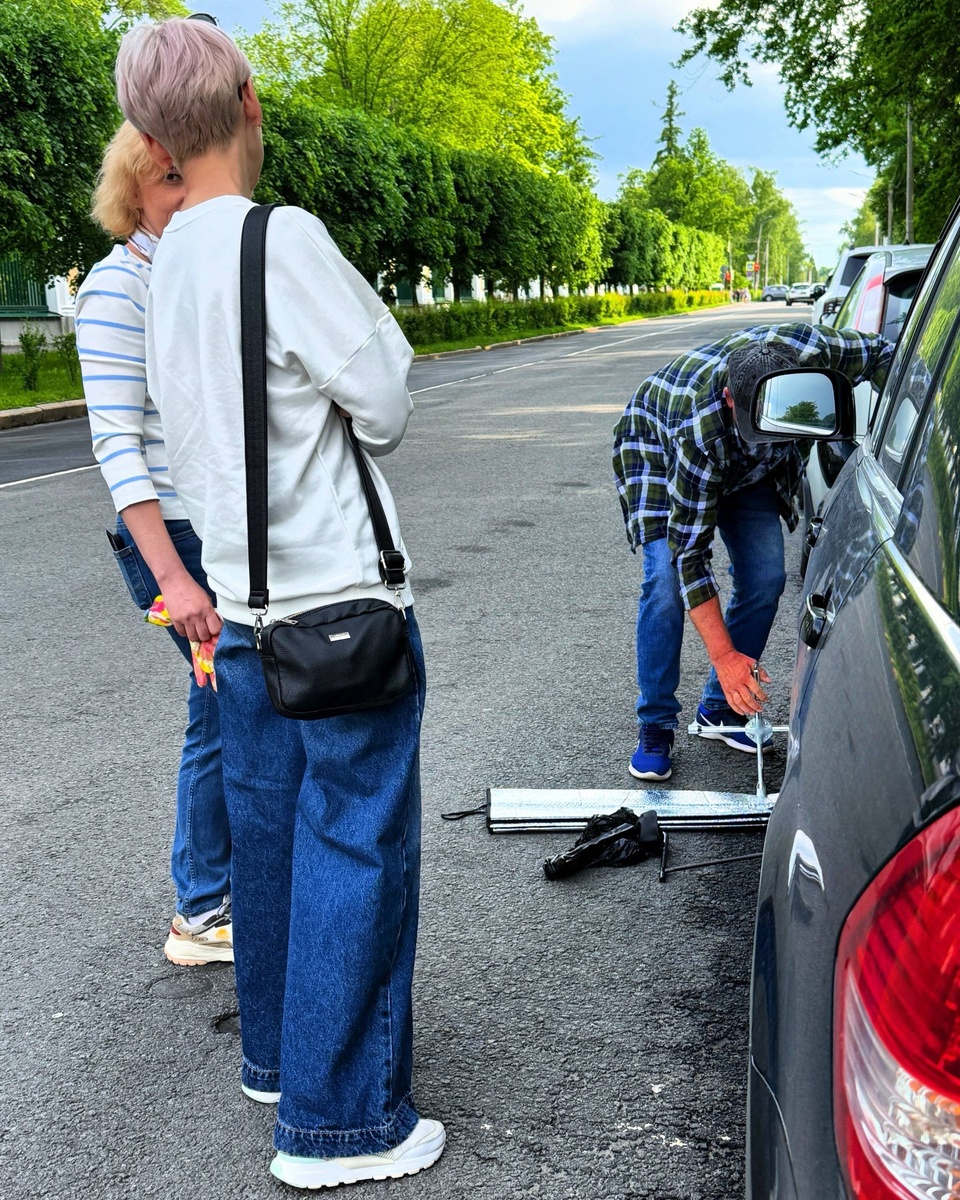 Муж поменял колесо , но всё же пришлось ехать в мастерскую.