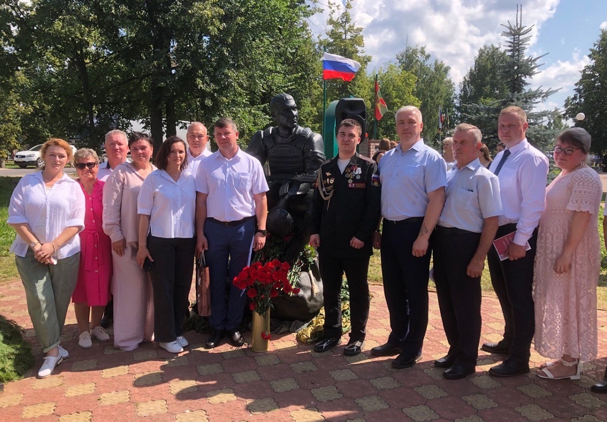    Руководители и гости Шахуньи на открытии памятника участникам СВО