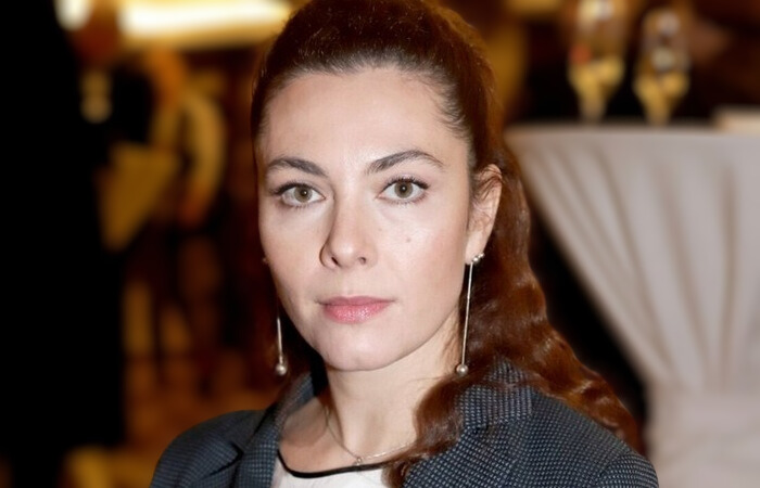Ему 32, а ей 46. После 10 лет брака ушла от режиссера и вышла за актёра на 15 лет младше – Как живет Янина Соколовская