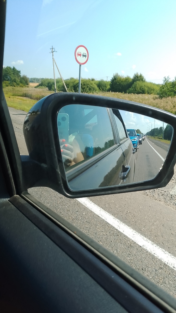 В отражении зеркала огромная пробка и впереди нас столькоже