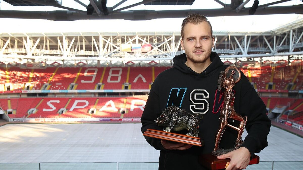 Молодой перспективный вратарь осыпан трофеями фанатских сообществ
