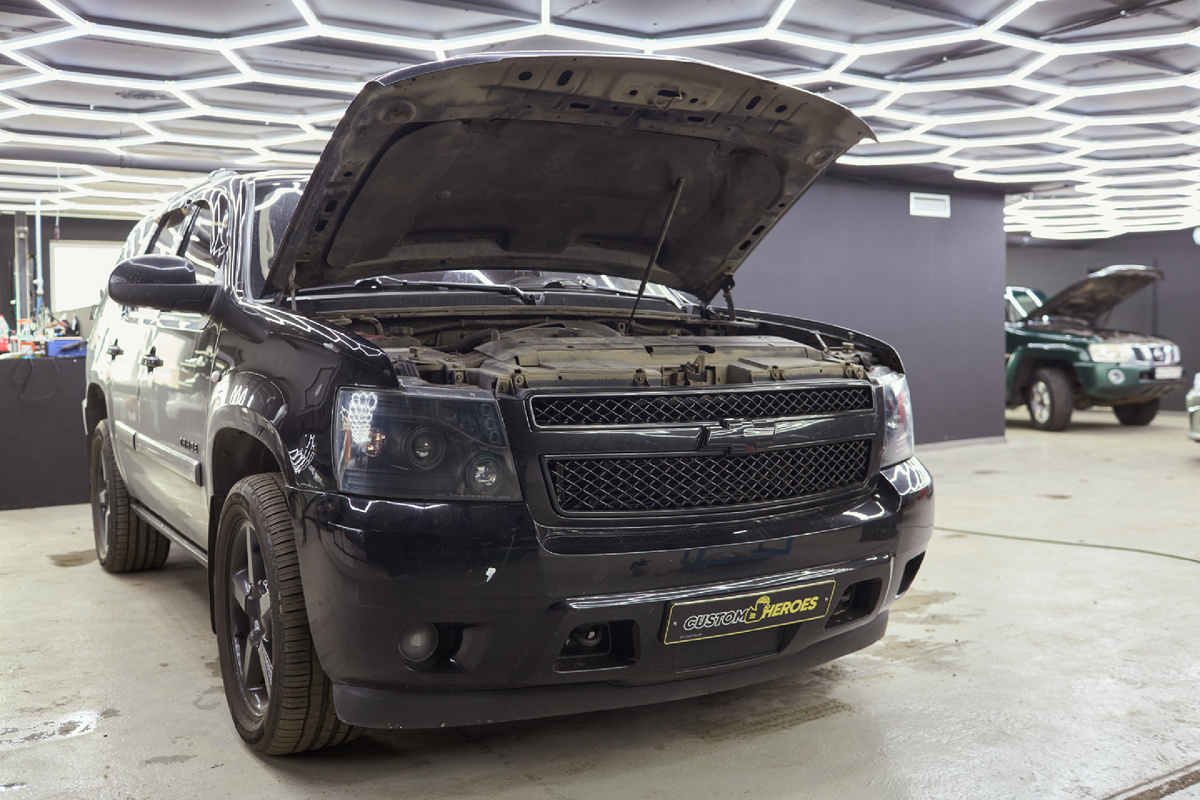 Источник фото: https://custom-heroes.ru/raboty/vid-uslugi/avtosvet/zamena-linz/chevrolet-tahoe-2008-vosstanovlenie-i-tyuning-optiki-s-ustanovkoy-aozoom-a5/
