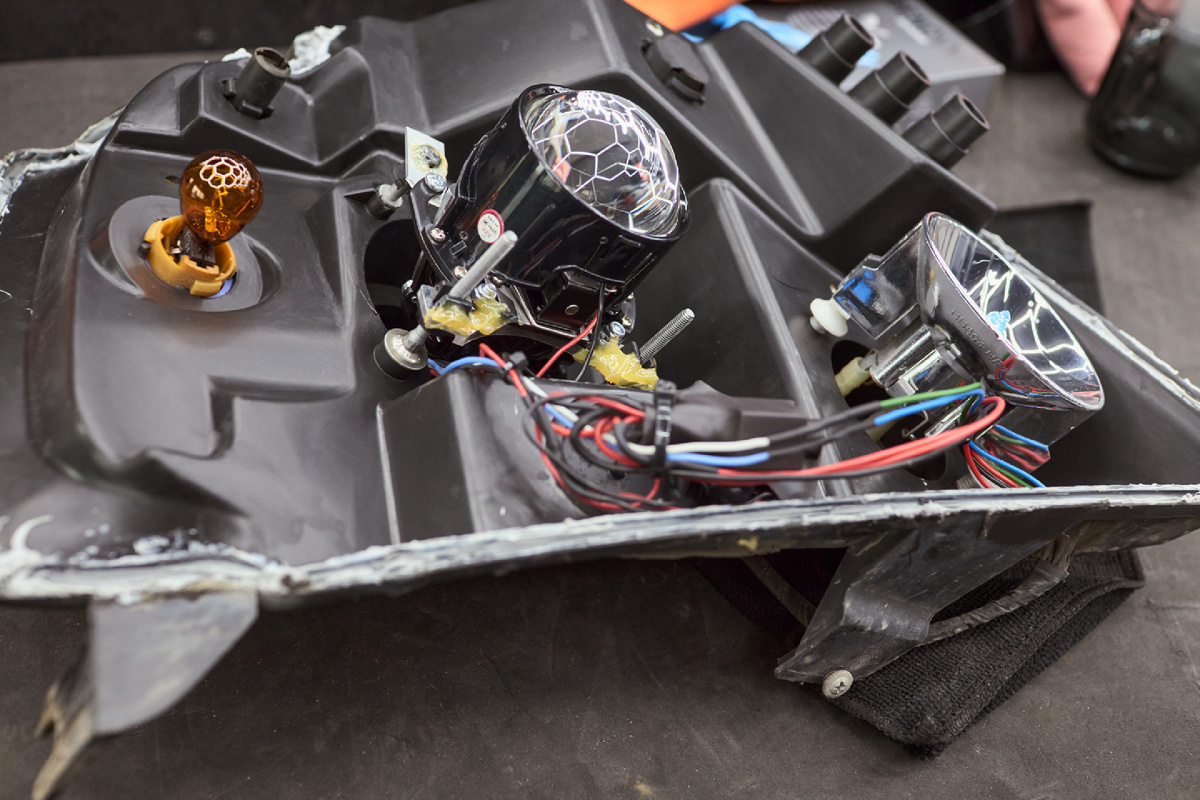 Источник фото: https://custom-heroes.ru/raboty/vid-uslugi/avtosvet/zamena-linz/chevrolet-tahoe-2008-vosstanovlenie-i-tyuning-optiki-s-ustanovkoy-aozoom-a5/