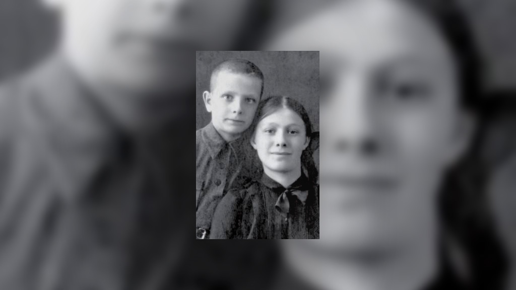 Галина с братом Юрием. Алма-Ата, 1942 год