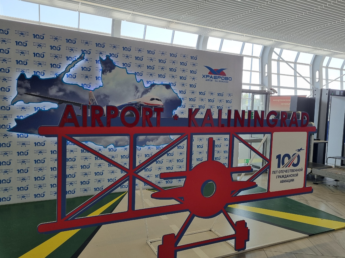 Фото сделано в сентябре 2024. В этом году здесь плакат к 80-летию Победы. Мне было лень ждать очереди, чтобы сфотографироваться