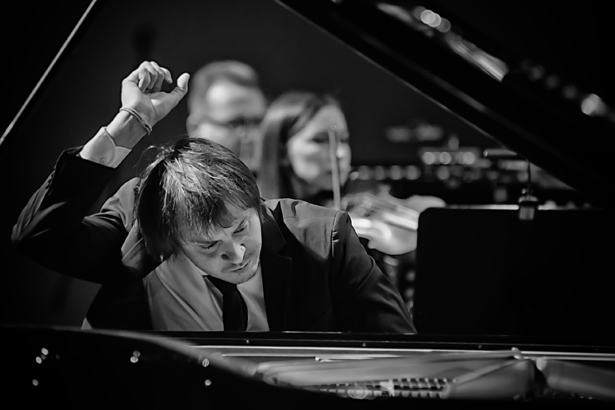 Филипп Копачевский и Алексей Верховен с Брянским Губернаторским симфоническим оркестром исполняют Рапсодию на тему Паганини Сергея Рахманинова.