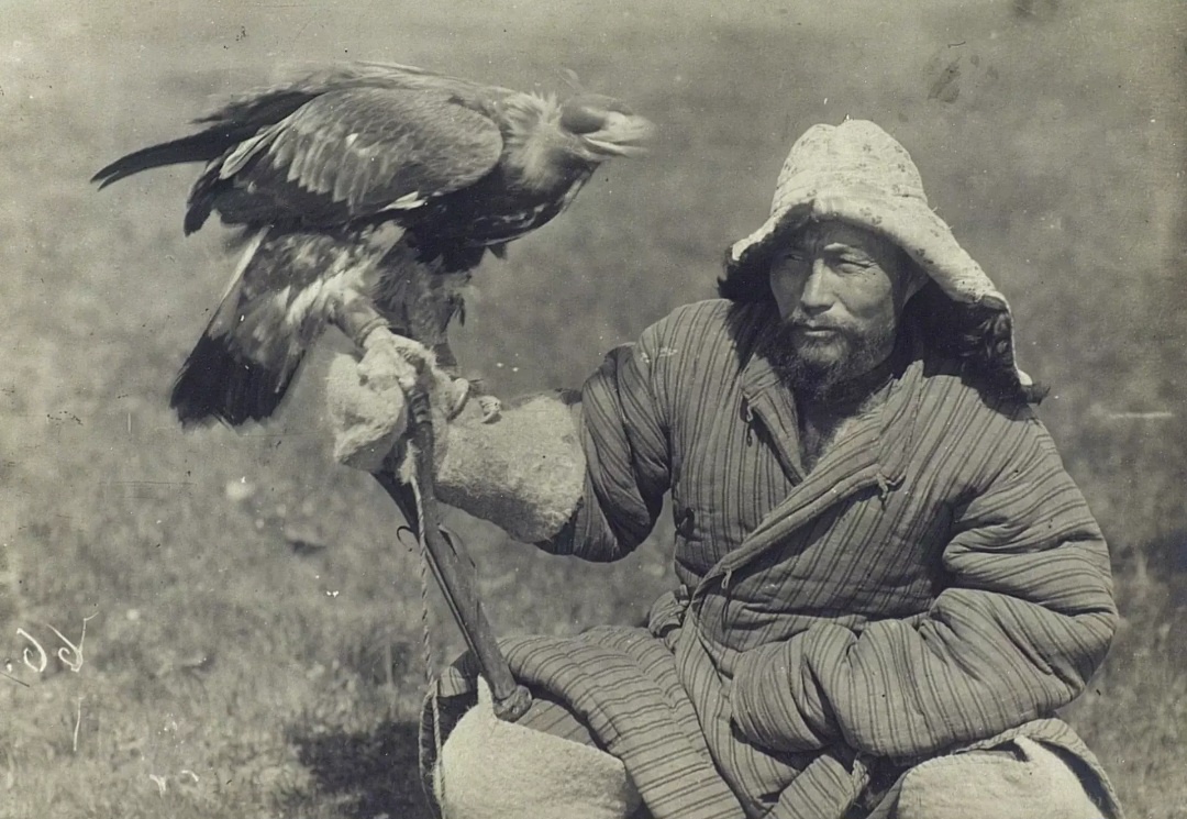 Охотник с беркутом. Казахстан, Семипалатинская область. 1899. (Источник: bigenc.ru)