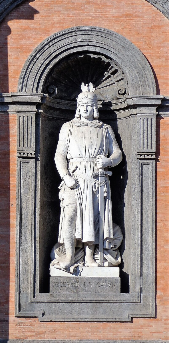 Статуя Фридриха II в Королевском дворце Неаполя. Скульптор — Эмануэле Каджиано (1888).