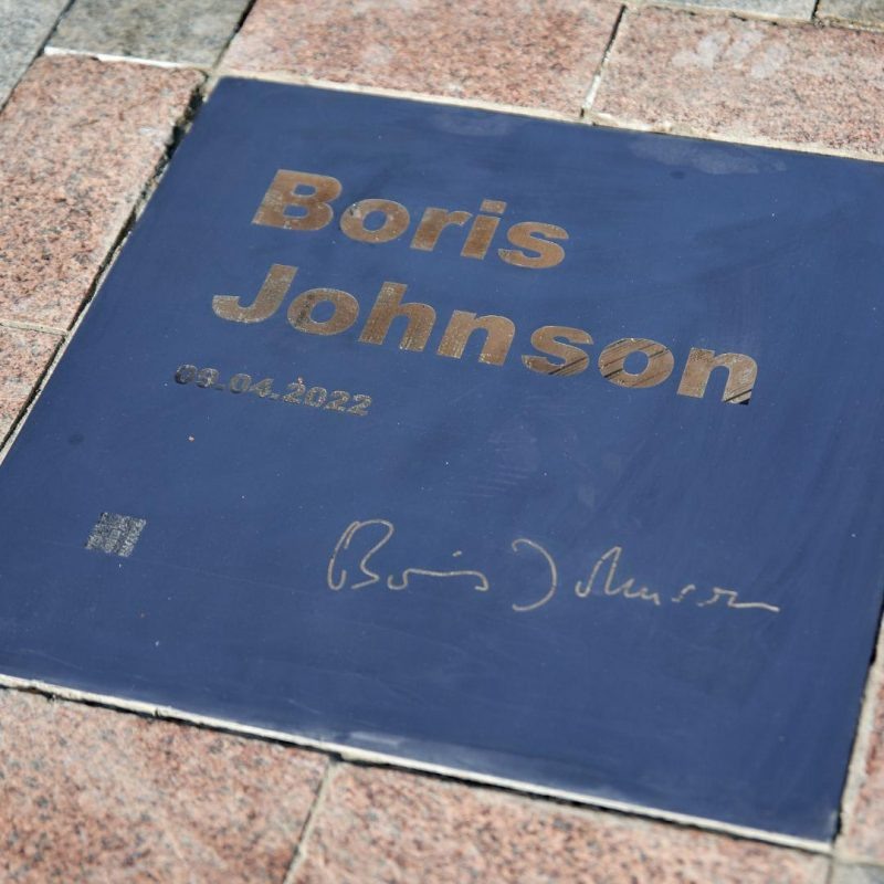   Имя Бориса Джонсона на Аллее смелости в Киеве. Фото: соцсети