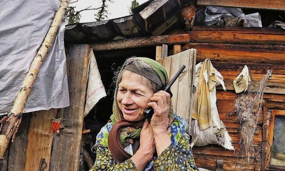 Агафья освоила рацию. Фото Яндекс.Картинки. 