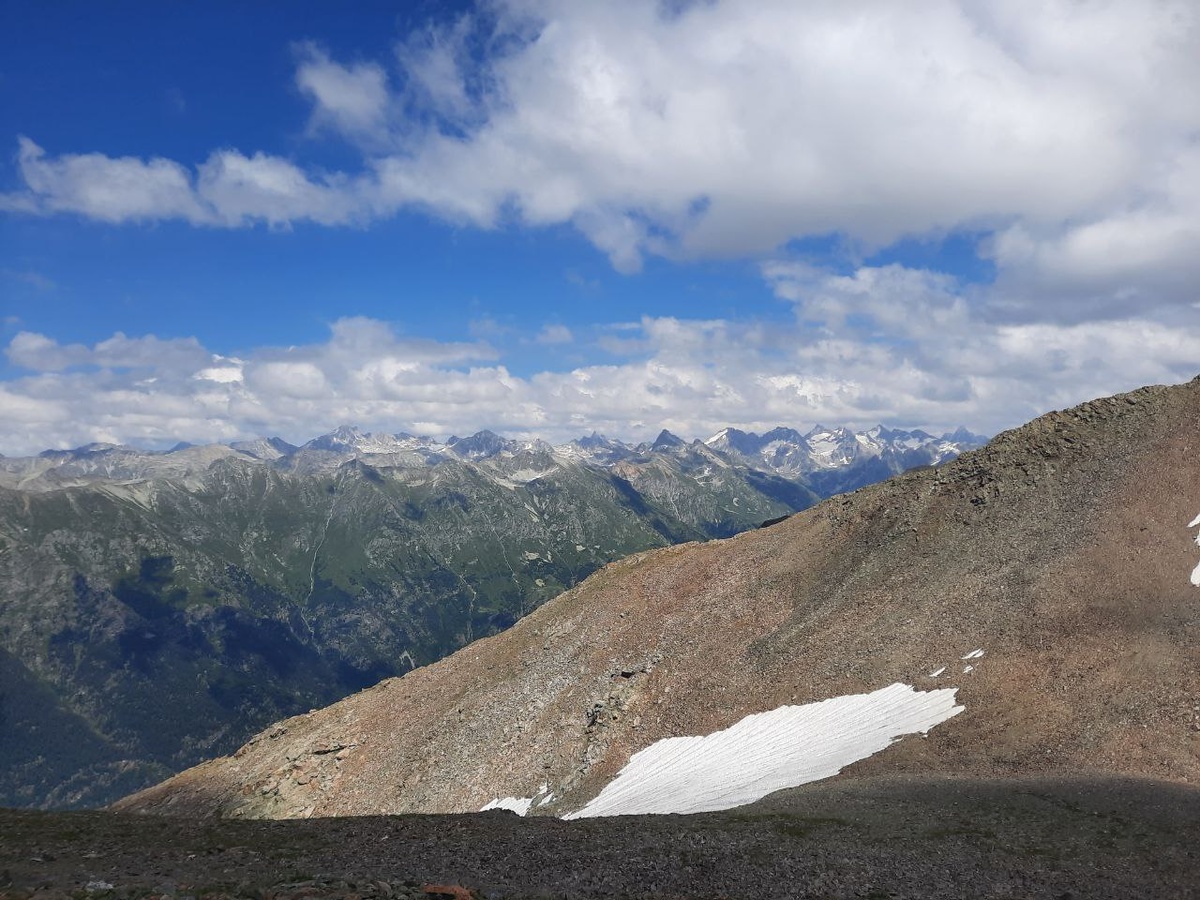 Слева - горы, справа - горы, а в дали - Кавказ! Фото автора.