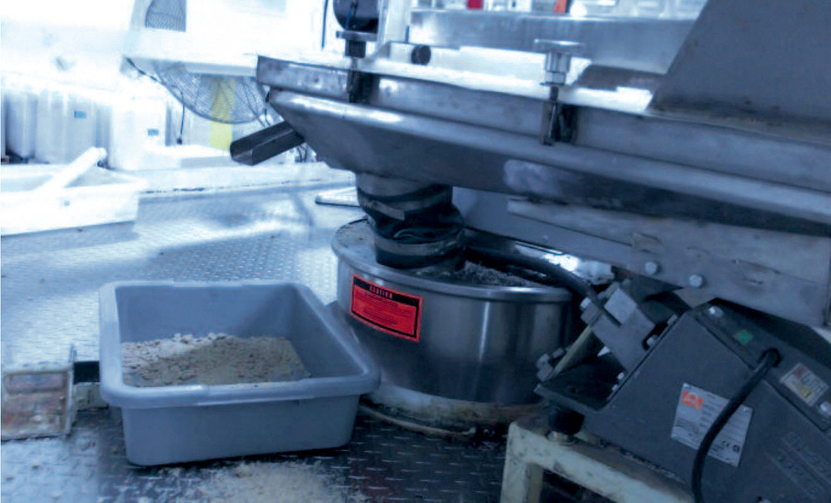 Разгрузка вибрационного грохота - загрузочный патрубок шнекового питателя до модернизации