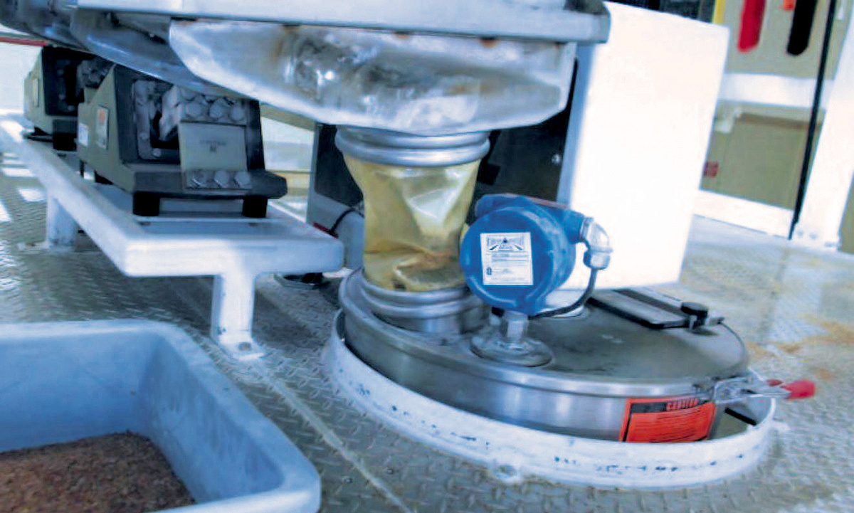 Разгрузка вибрационного грохота - загрузочный патрубок шнекового питателя после модернизации