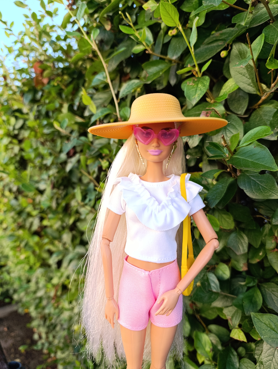 В комплекте были кофточка,шортики,босоножки,сумочка,очки и шляпка!