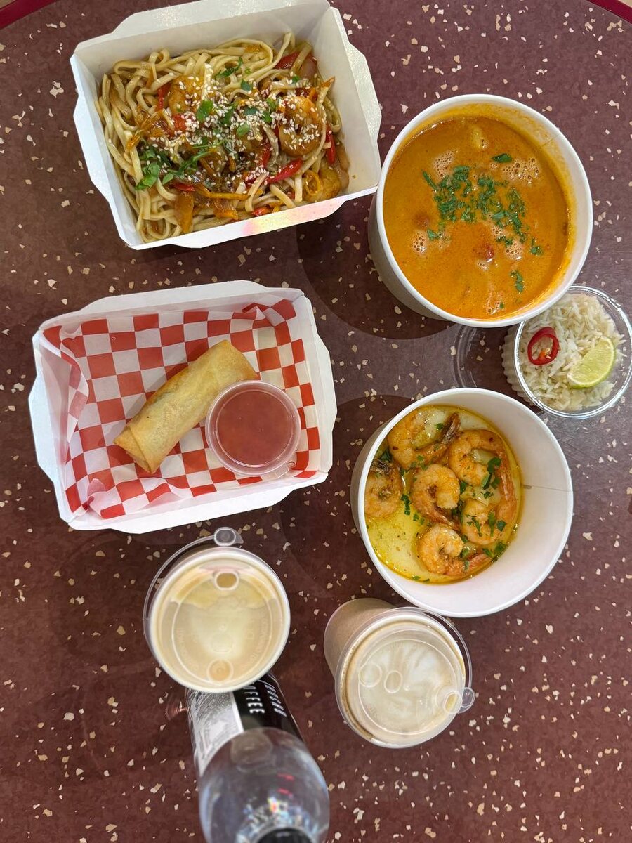 Нет внучкиной тарелки, её заказ чуть позже принесли