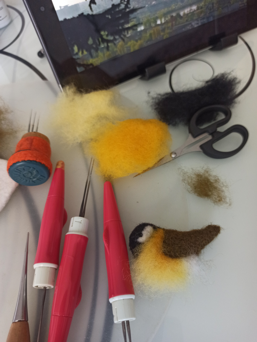 Распушила  обратной иглой грудку синички