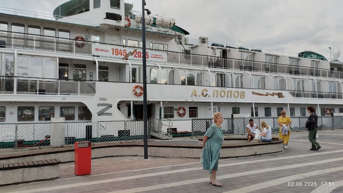 Теплоход "А.С. Попов" на причале. Фото автора. 