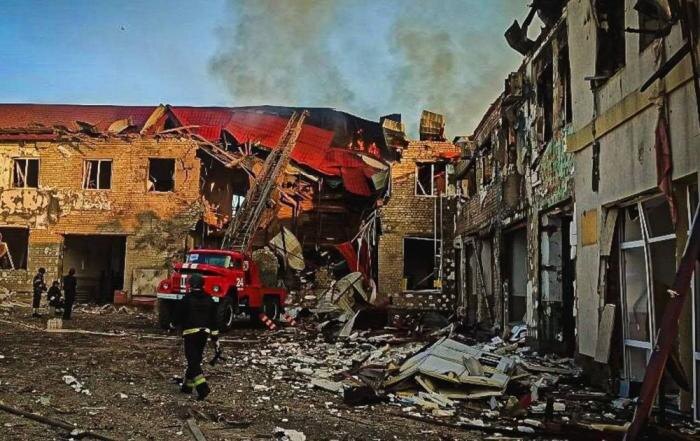 Поражён логистический терминал в Лозовой (Харьковская область). Здесь важен не сам факт удара, а его контекст. Лозовая – это ключевой узел для манёвра резервами ВСУ между двумя важными направлениями – Донбассом и Харьковской областью, источник Телеграм-канал Военная хроника