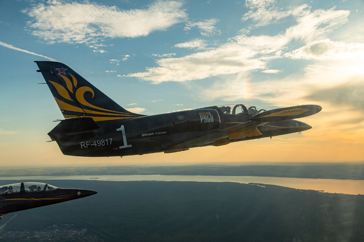 Ведущий группы на подходе к точке показа.