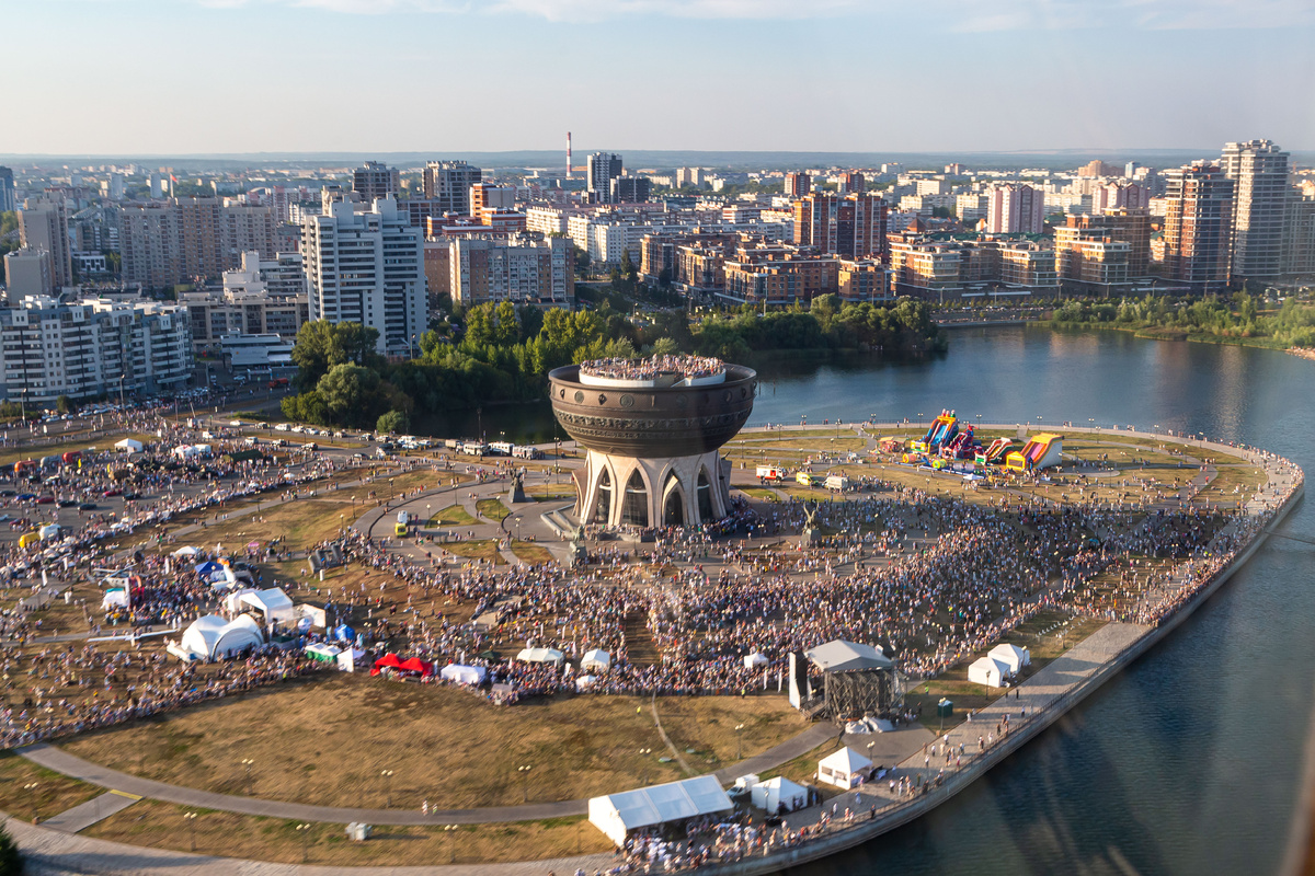 Зрители внизу.