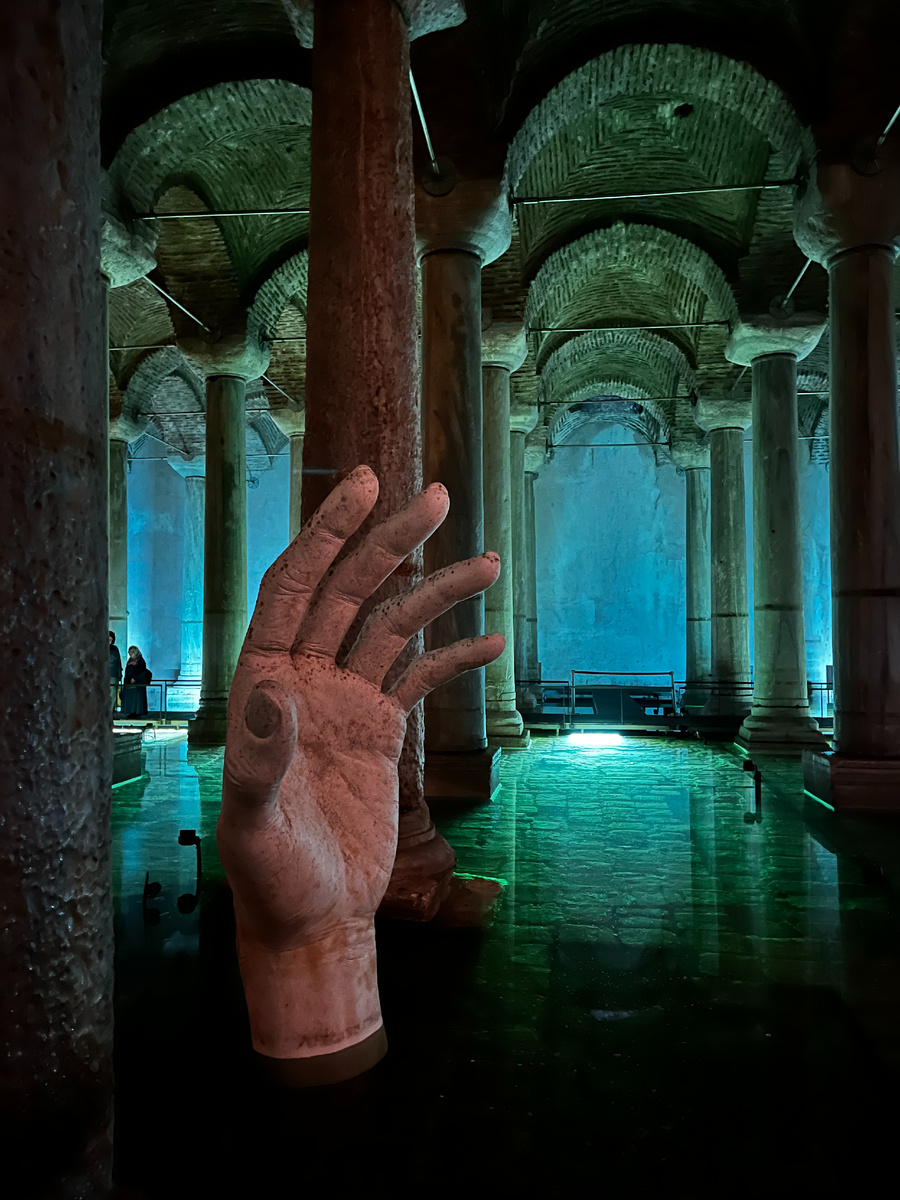 Одна из скульптур в цистерне