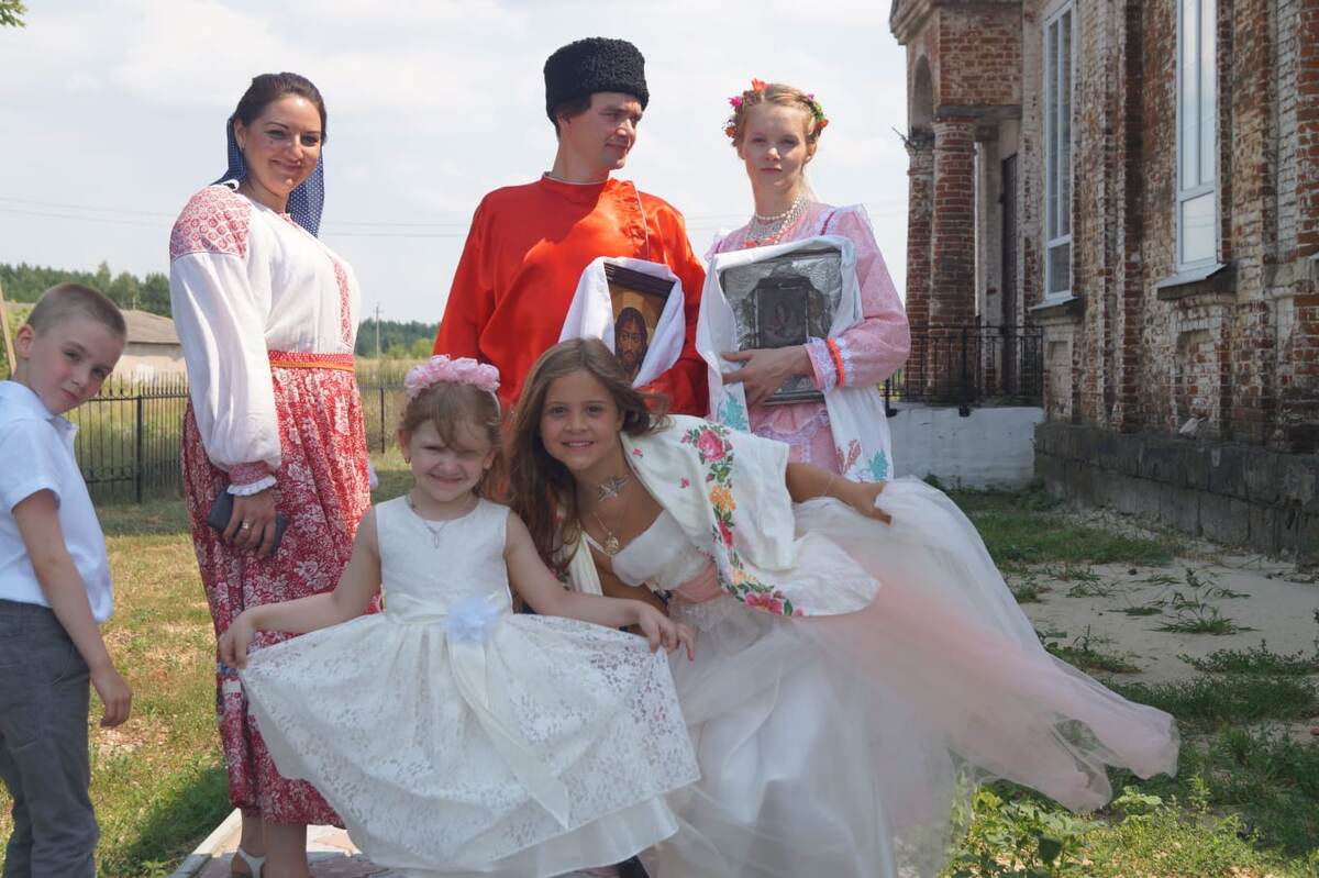 А на деревне свадьбы играют! С венчанием. 