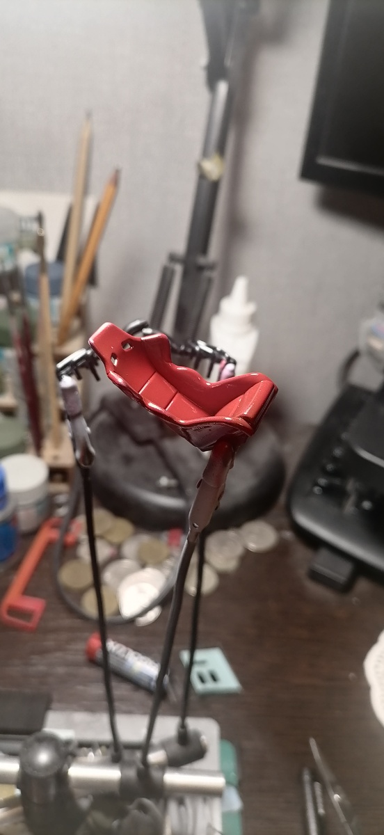 Кресло пока глянец. Но будет матовым.