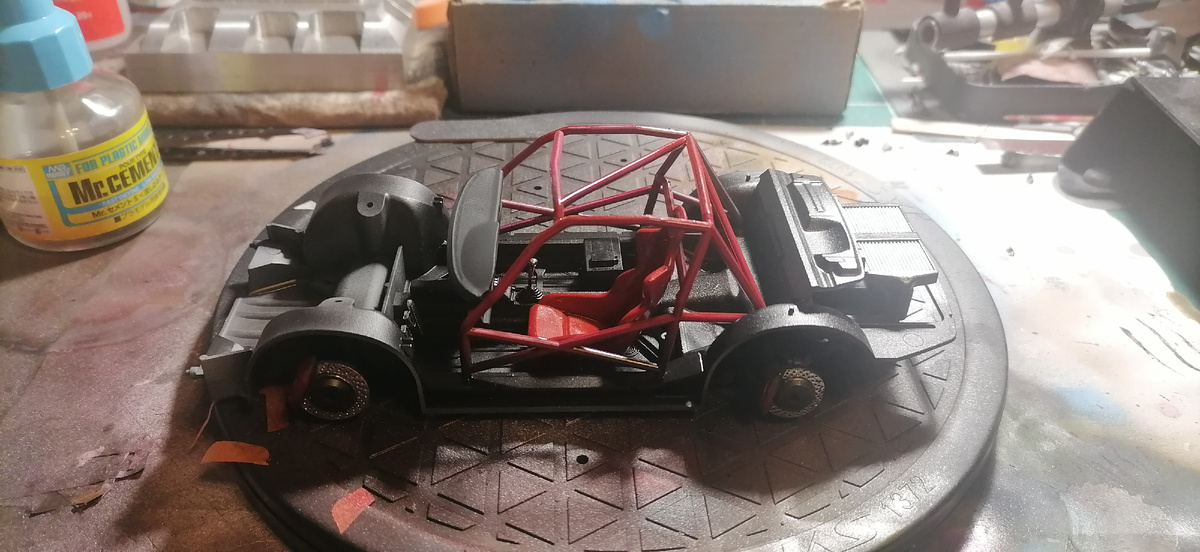 С ним аналогичная история. Как и кресло пилота- в красный.