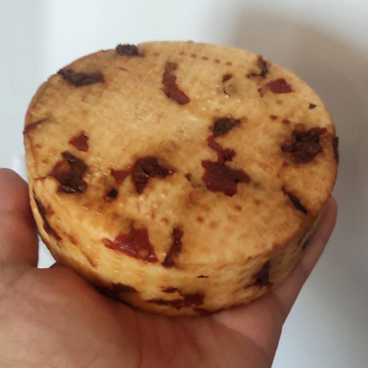 Наш сыр с вялеными томатами. Без красителей и очень вкусный. 