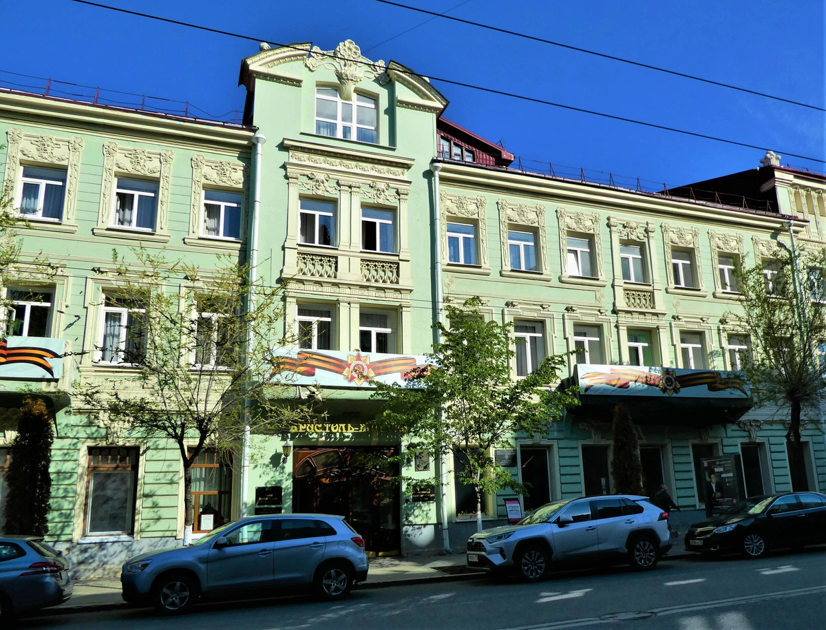 Упомянутый "Бристоль-Жигули" в Самаре - не просто приятный отель, но и сам по себе памятник модерна и городская достопримечательность. 