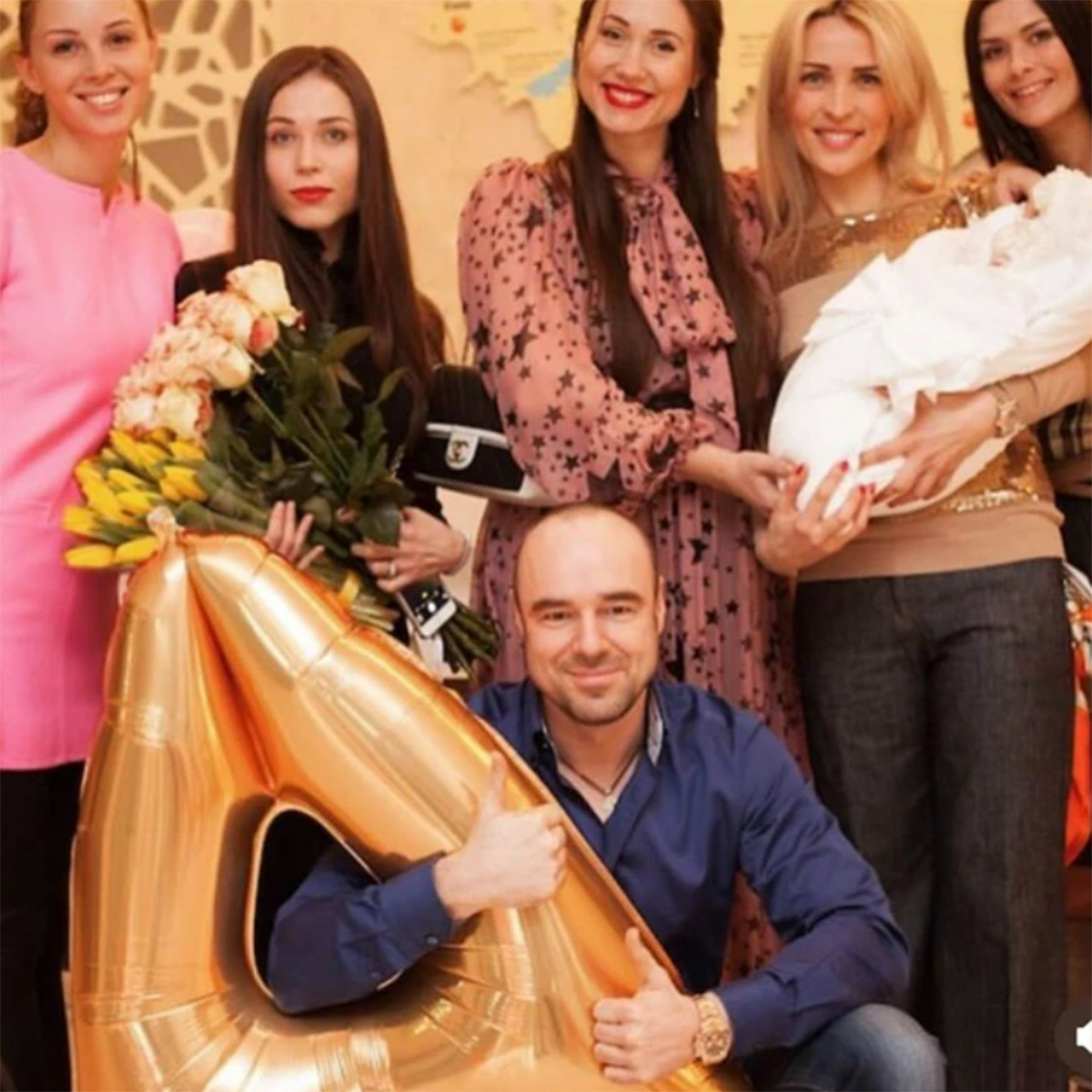 Полина (крайняя слева) встречает подругу Елену (в розовом платье со звездами) из роддома