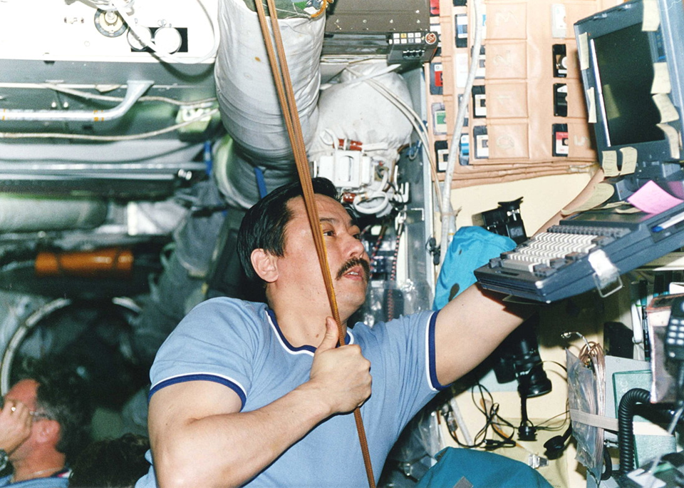 Талгат Мусабаев на борту ОК «Мир». Фото: spacefacts.de