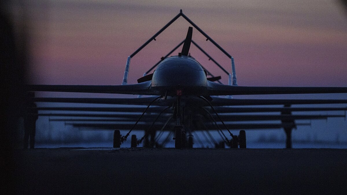   Evgeniy Maloletka / AP- Беспилотники дальнего радиуса действия Ан-196 «Лютый» Главного управления разведки Министерства обороны Украины стоят в очереди перед взлетом в неизвестном месте. Украина, 28 февраля 2025 года