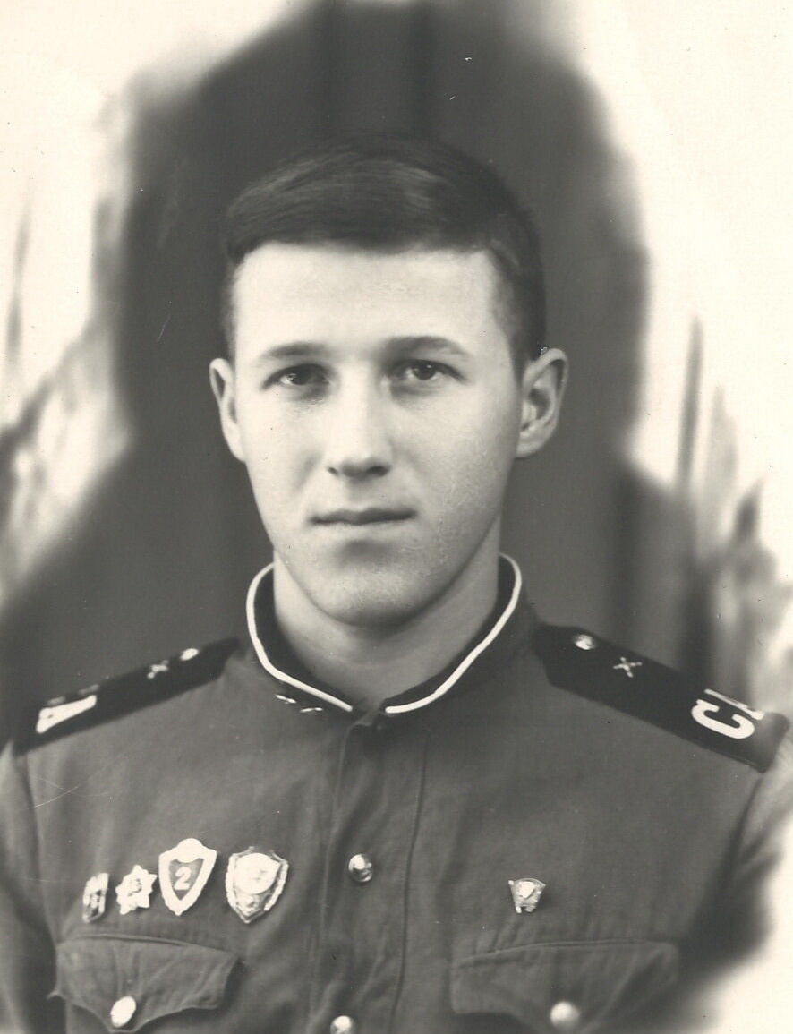 Срочная служба 1971 - 73 г. Отличник бевой и политической подготовки , комсорг отличной батареи управления зенитно-ракетной бригады комплекса "Круг"