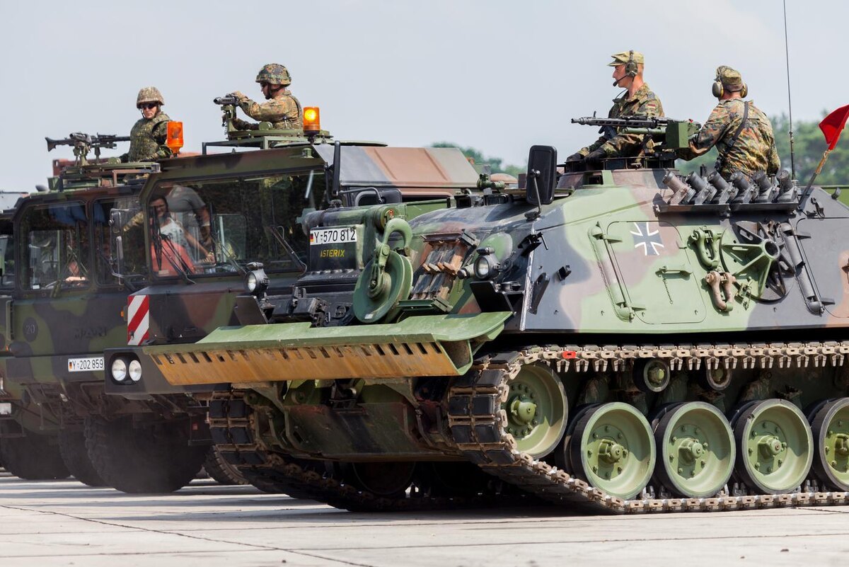 Солдаты бундесвера на бронетехнике. @ Filmbildfabrik/Shutterstock