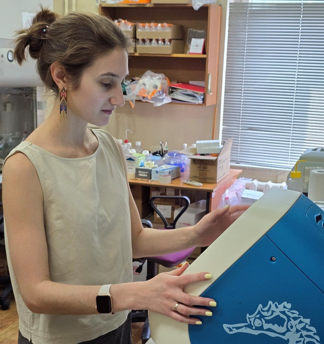 Работа с прибором для определения метаболической активности клеток SeaHorse HF. Источник: Марина Буян