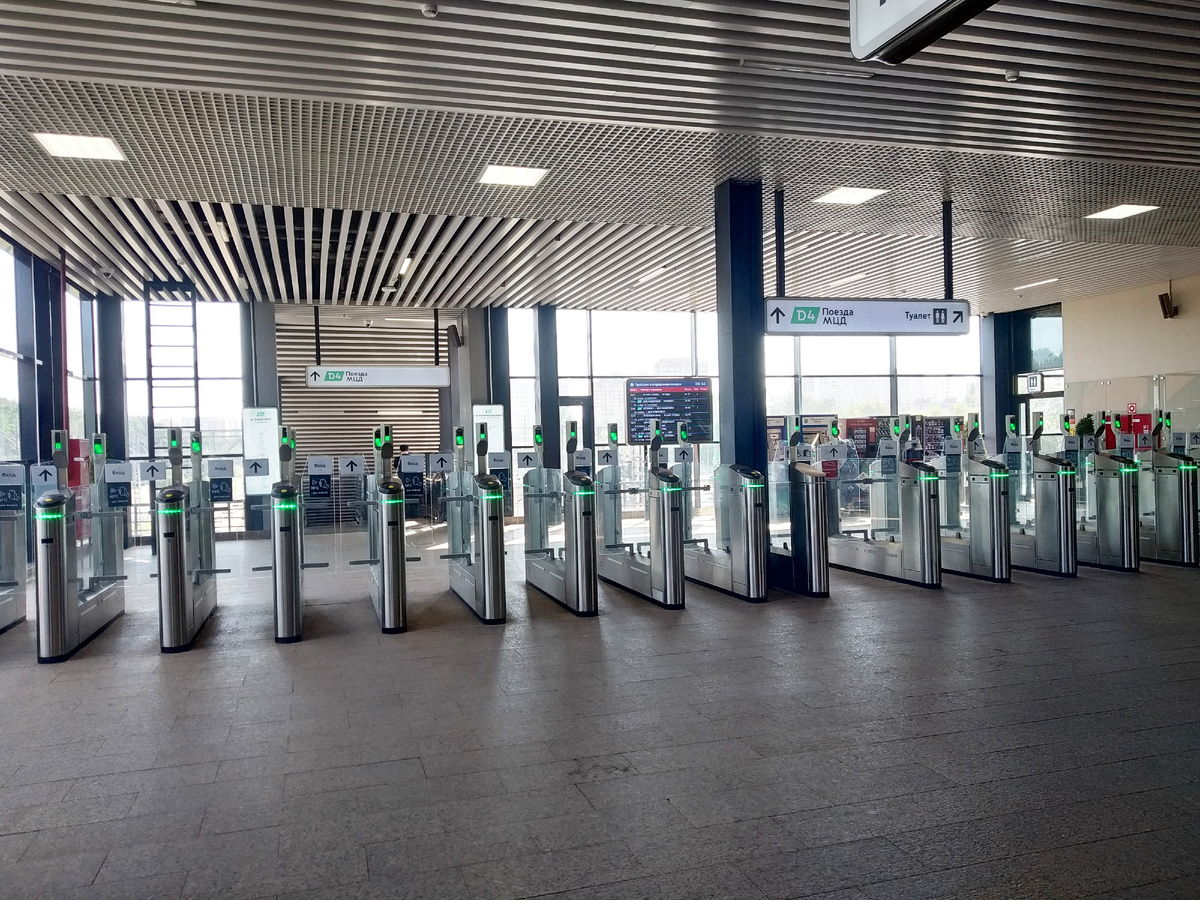 Турникетный зал пл. "Ольгино" МЦД-4 в июле 2025 года, фото автора
