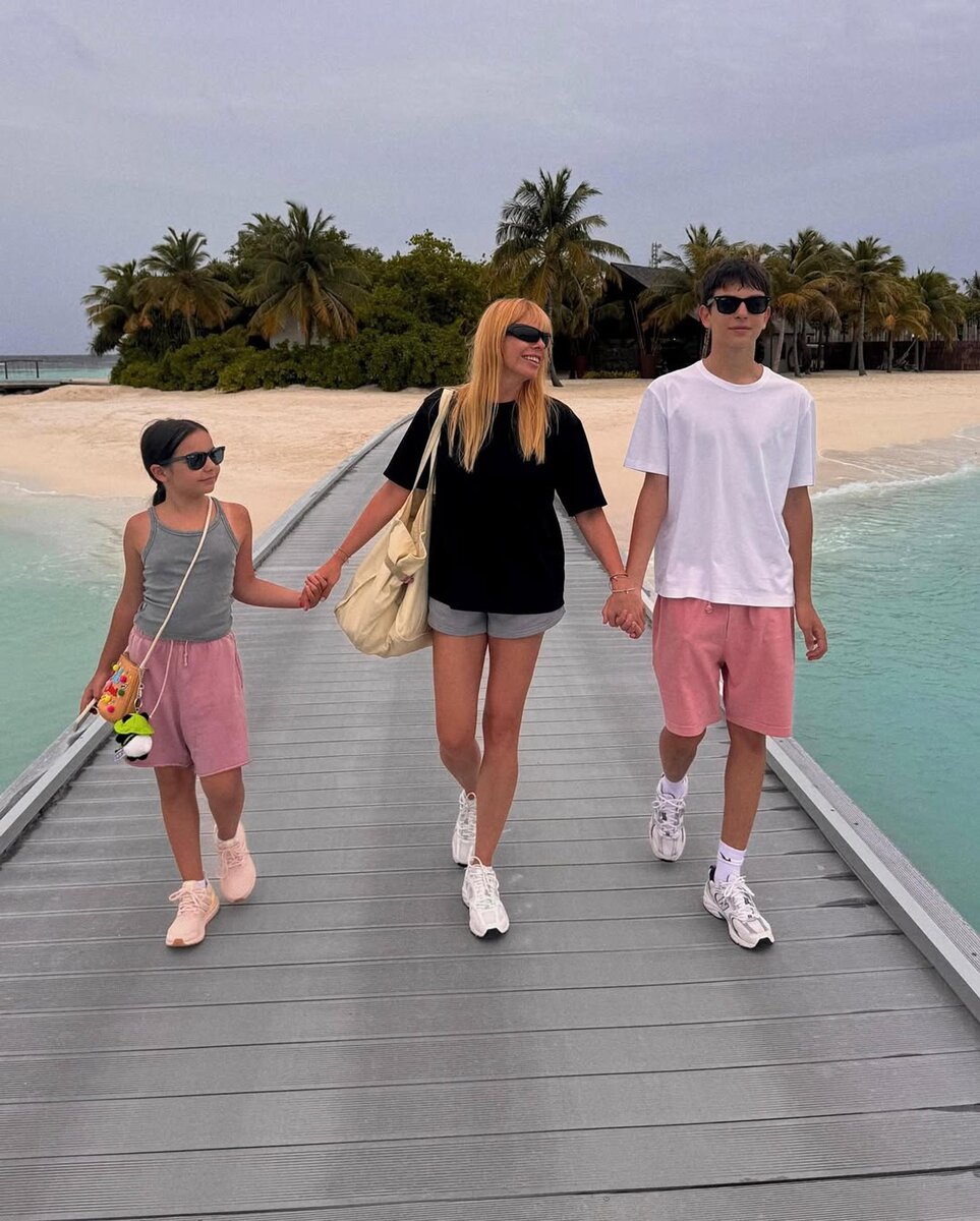     Анастасия Стоцкая с детьми. Фото: Инстаграм* @100tskaya