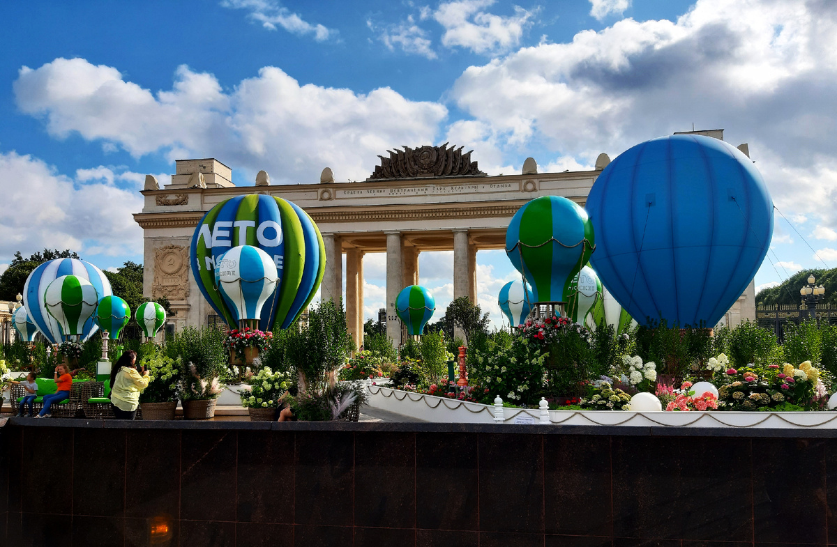 Лето 2025 в Москве. Главная арка у входа в Парк Горького - по дороге с облаками... или «Путешествие по облакам».