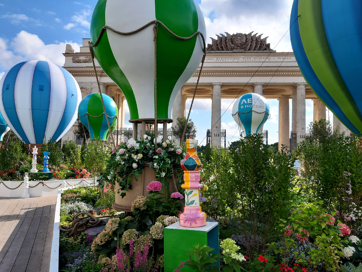 Лето 2025 в Москве. Главная арка у входа в Парк Горького - по дороге с облаками... или «Путешествие по облакам».