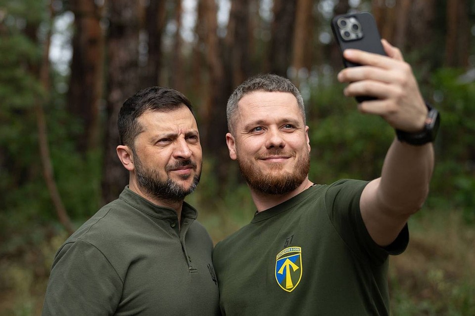 Владимир Зеленский второй день трудится, не покладая рук и ног. Вчера он побывал, как пафосно сообщила Банковая, на передовой