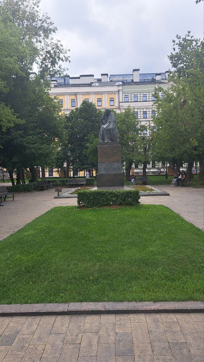 Памятник Гоголю во дворе усадьбы на Никитском бульааое