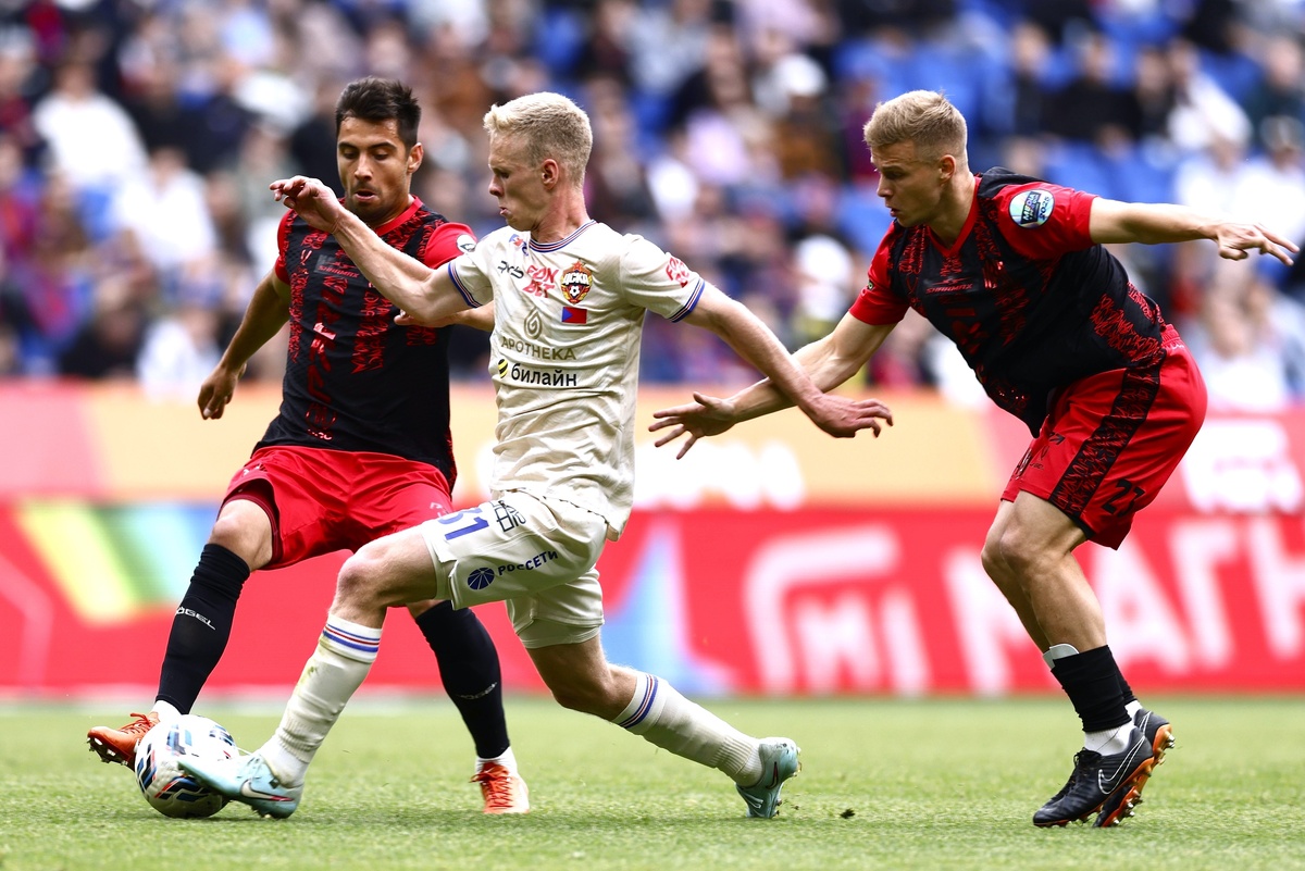    Даже именитый ЦСКА охотно проводит товарищеские матчи с любителями из "Амкала" (в темной форме). / РИА Новости