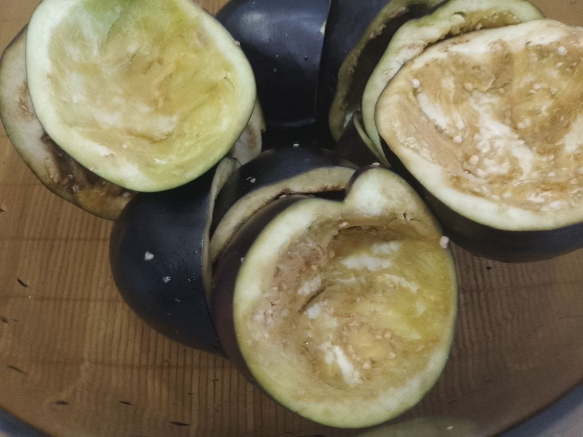 Из баклажанов удаляем сердцевину