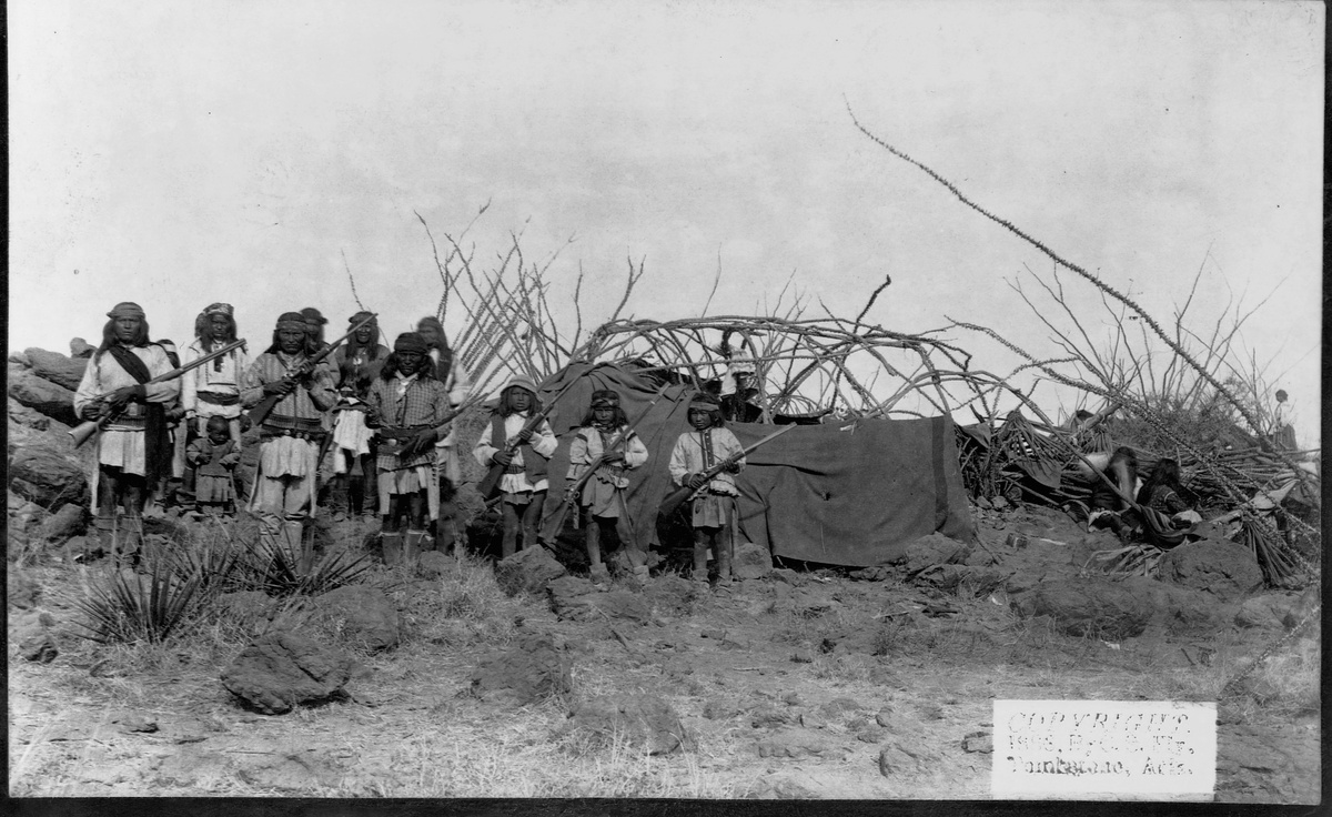     Вооружённые апачи / Gettyimages.ru / Library of Congress/Corbis/VCG