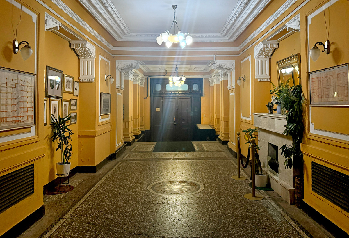Парадная в доме на Ломоносова (Доходный дом Елисеева), Санкт-Петербург, 2025. Фото: Катя Рашкнвич