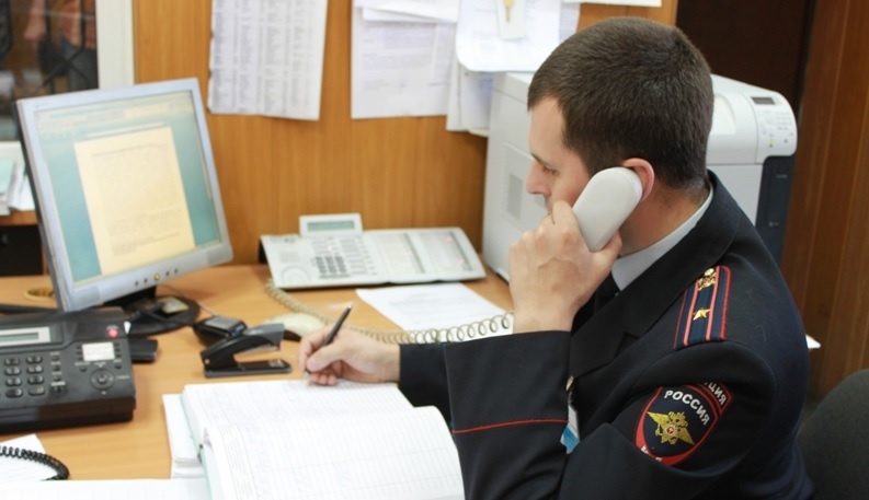 следователь говорит по телефону